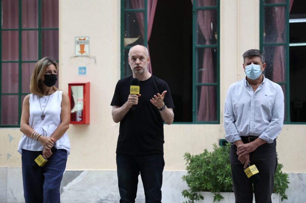 Rodríguez Larreta visitó el nuevo centro de vacunación en la Escuela N°7 de Cabildo y Larralde