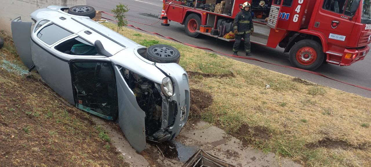 Saavedra: un auto volcó en Pico y Donado