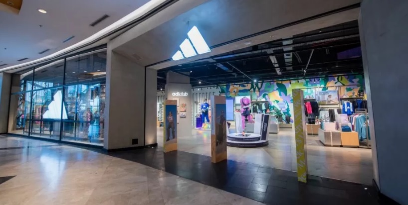 Adidas abrió un "local verde" en el Dot Baires de Saavedra Saavedra Online